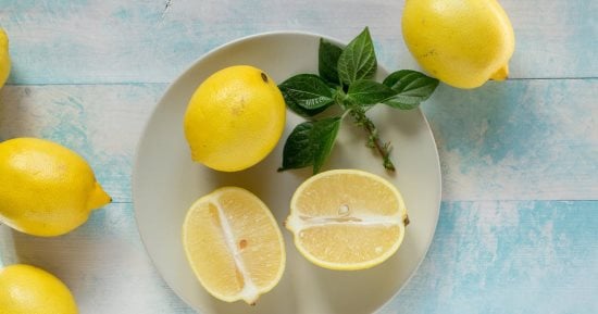 Read more about the article 5 طرق لإضافة الليمون إلى نظامك الغذائي لجني فوائده وفقدان الوزن