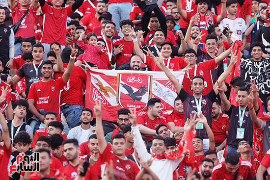 علم النادي الأهلي يزين المدرجات 