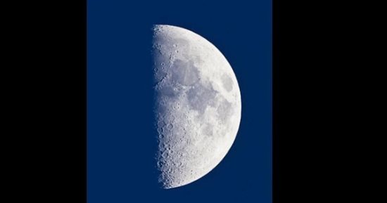 Read more about the article نصف القمر مضاء بالكامل اليوم.  تعرف على تفاصيل ظهوره في السماء