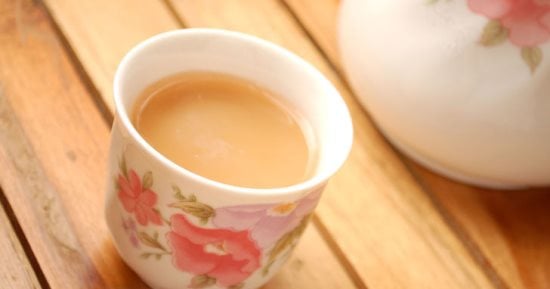 Read more about the article لهذا السبب، لا تبالغي في إضافة البقسماط إلى الشاي مع الحليب