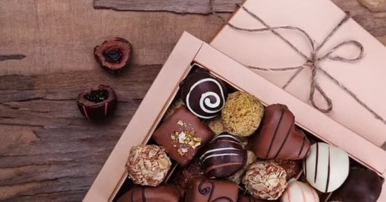 Read more about the article هل تؤثر الشوكولاتة البيضاء على صحة الجلد؟  تعرف على أضرارها
