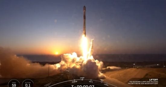 Read more about the article صاروخ SpaceX يطلق 11 قمرًا صناعيًا جديدًا