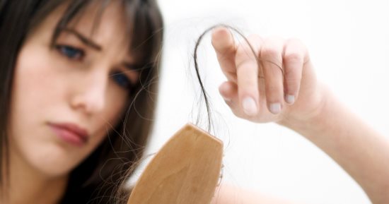 Read more about the article 4 أسباب طبية لتساقط الشعر وخاصة الوراثة والاختلالات الهرمونية