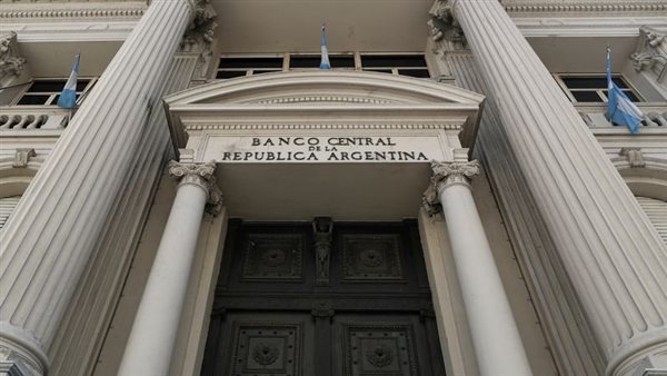 You are currently viewing البنك المركزي الأرجنتيني يخفض أسعار الفائدة إلى 50%
