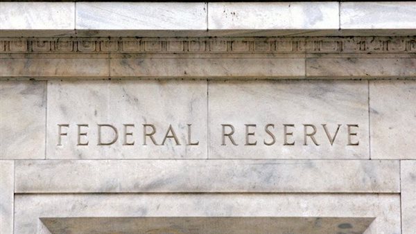 You are currently viewing يتوقع أعضاء الاحتياطي الفيدرالي الأمريكي تخفيضات أصغر في أسعار الفائدة في عام 2024