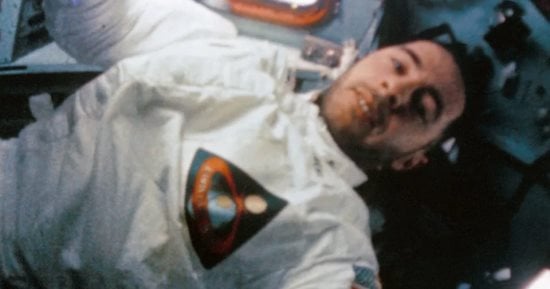 Read more about the article توفي بيل أندرس، رائد فضاء أبولو 8، في حادث تحطم طائرة.  صاحب صورة شروق الشمس