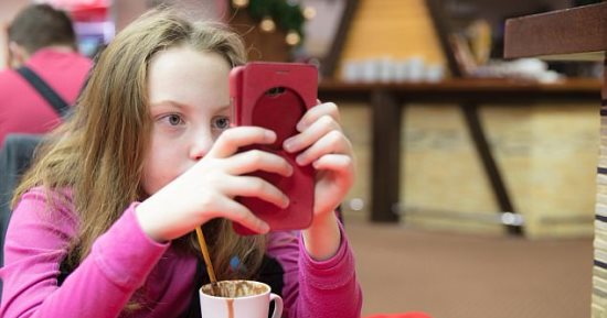 You are currently viewing كيف تؤثر الهواتف المحمولة على صحة السمع لدى الأطفال؟…طرق الوقاية
