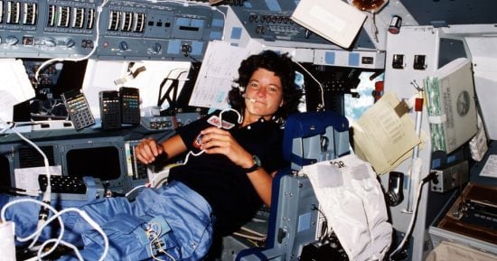 You are currently viewing مثل اليوم.  سالي رايد هي أول امرأة أمريكية تصعد إلى الفضاء في 18 يونيو 1983