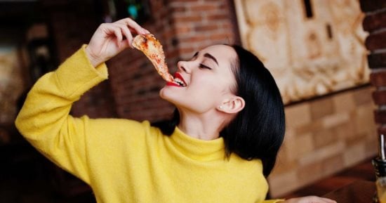 Read more about the article إذا كنت من محبي البيتزا.. كيف تأكل المعجنات دون الإضرار بصحتك؟