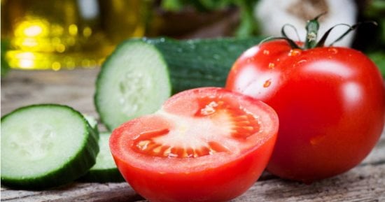 Read more about the article تناول الخيار والطماطم والبطيخ والشمام للحفاظ على ترطيب الجسم.